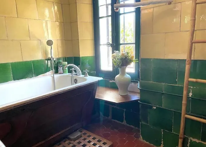 Magdala Arts&résidence Couette-café Hyères